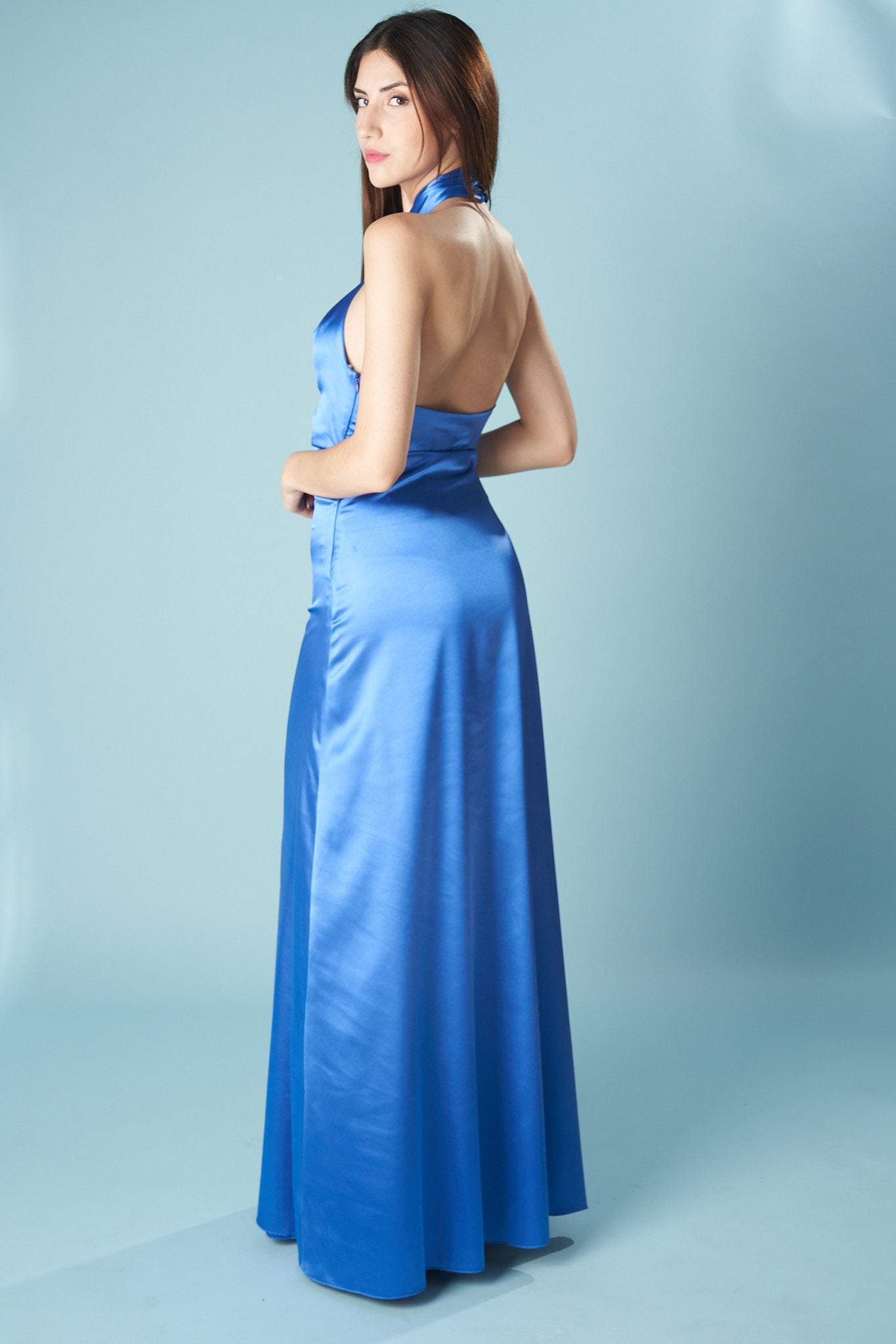 Satīna garā kleita ar atvērtu muguru vakara pasākumiem