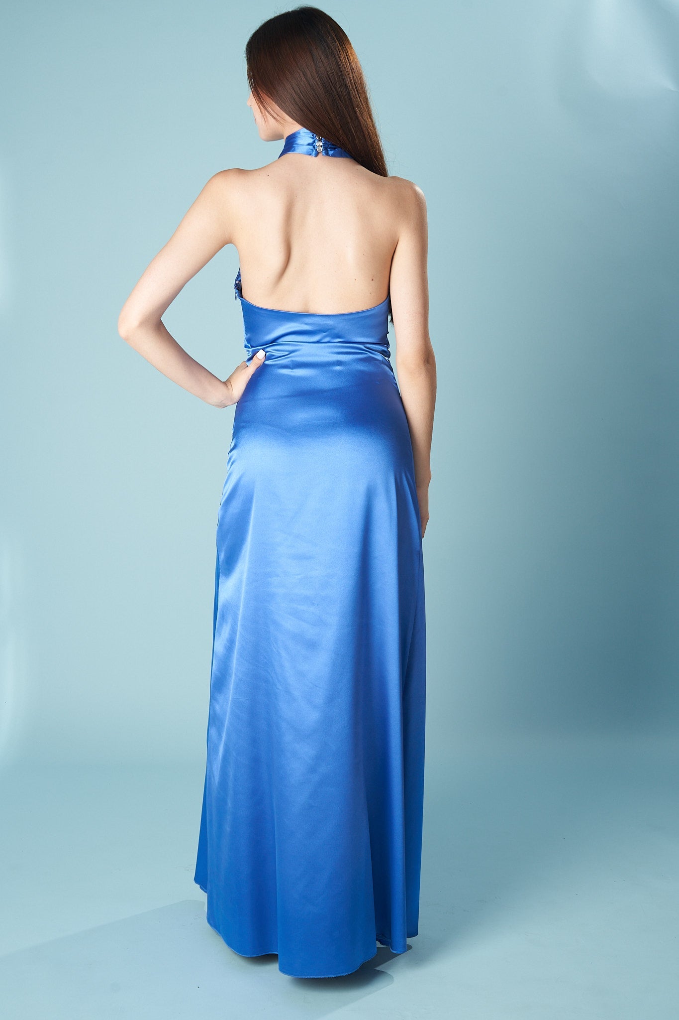 Satīna garā kleita ar atvērtu muguru vakara pasākumiem