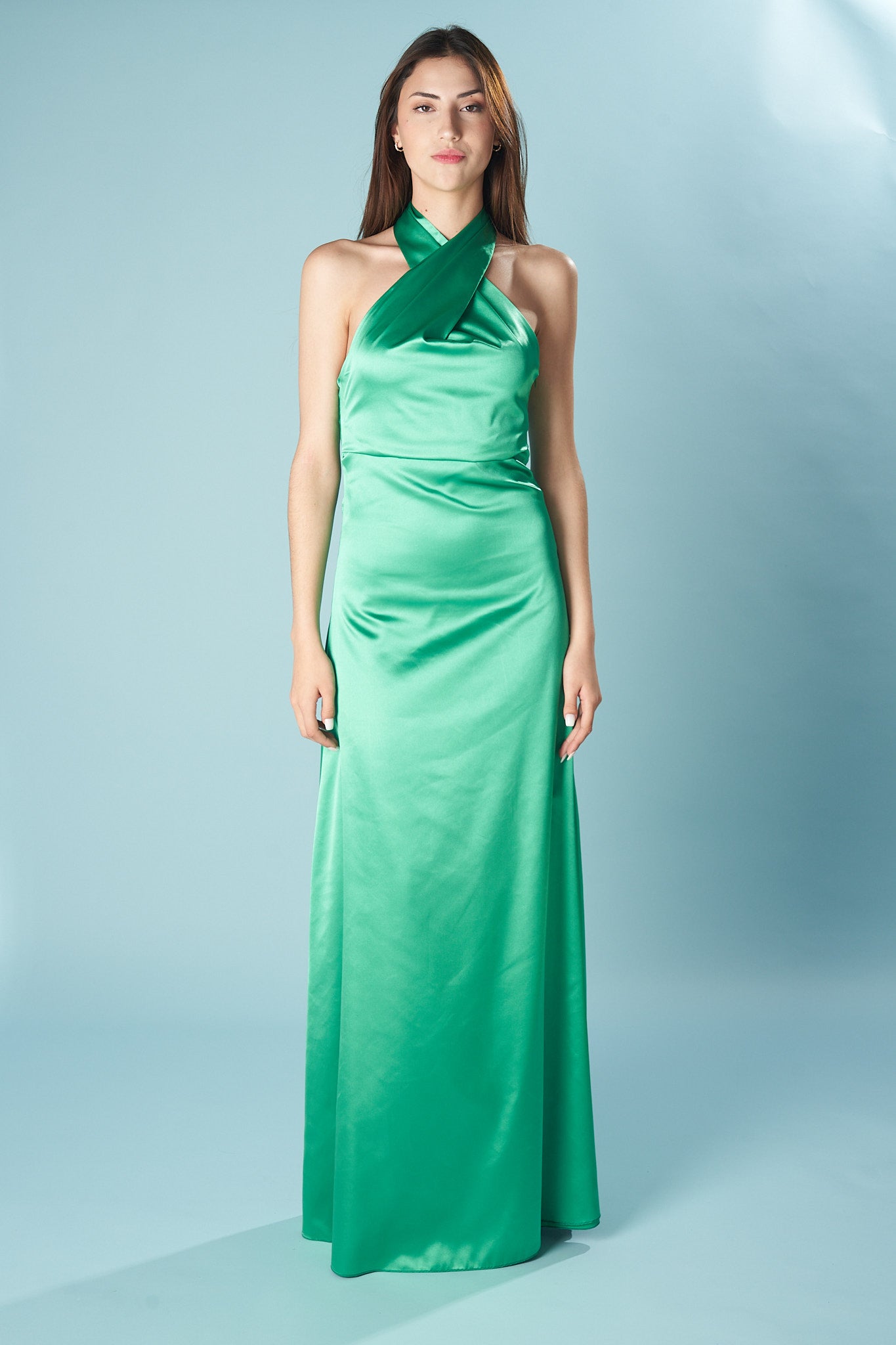 Satīna garā kleita ar atvērtu muguru vakara pasākumiem