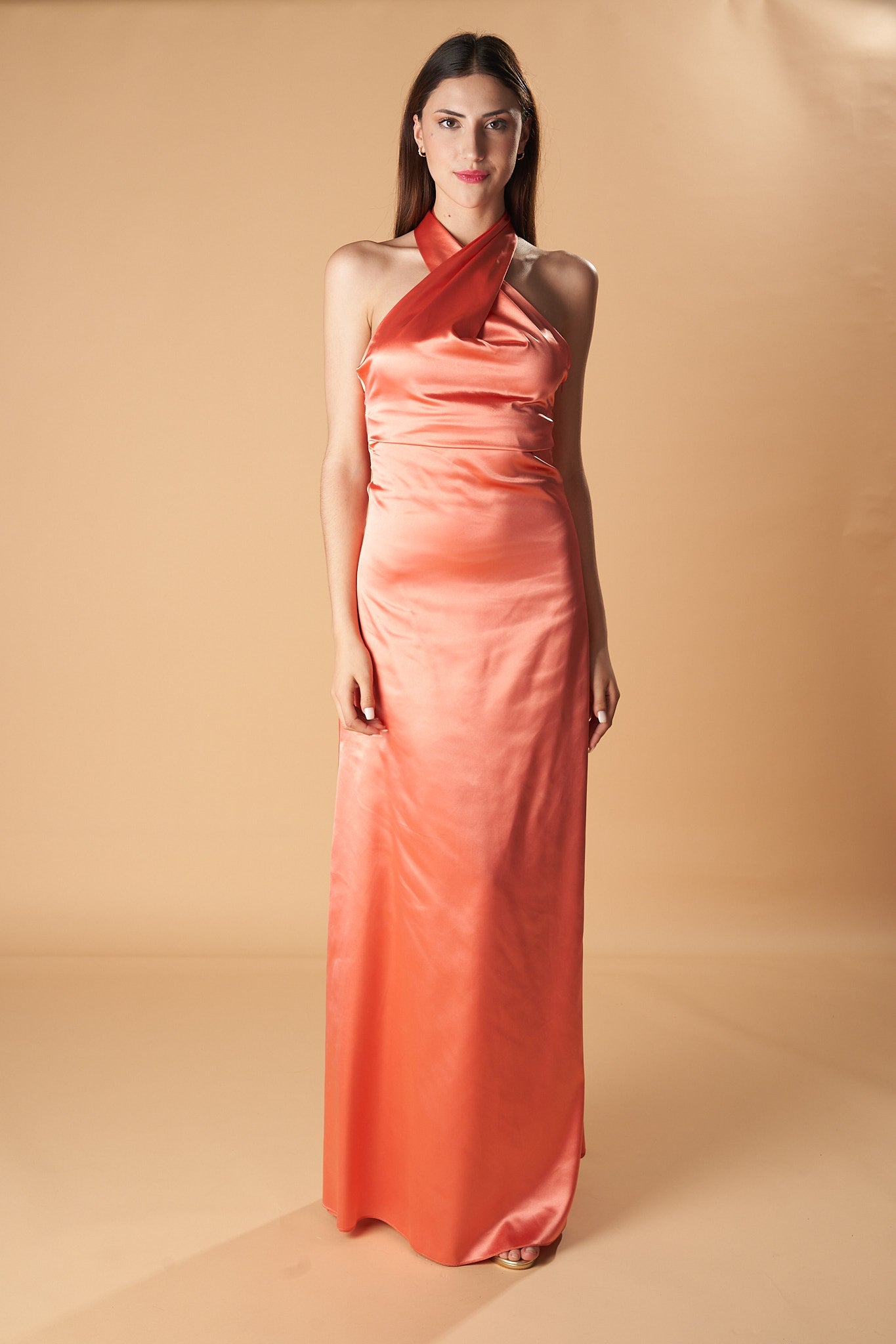 Satīna garā kleita ar atvērtu muguru vakara pasākumiem